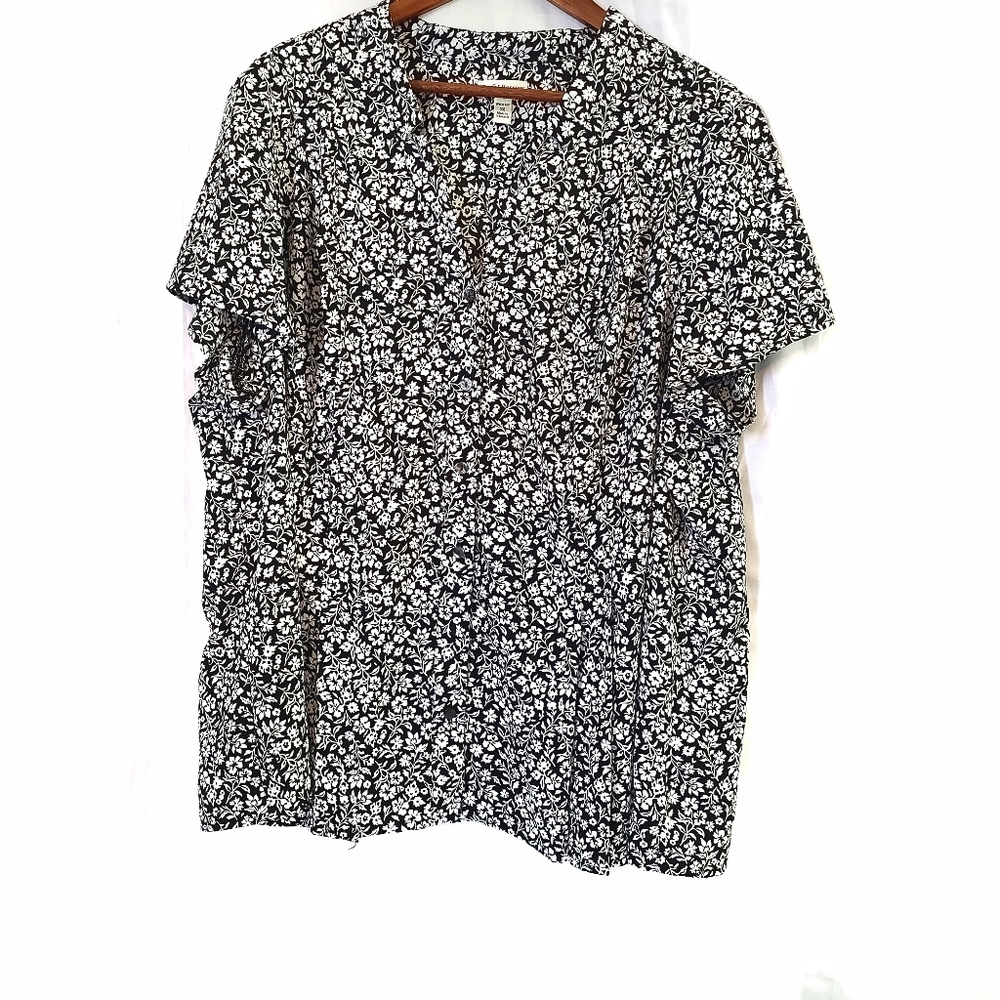 Black white flower button down top 3X -I